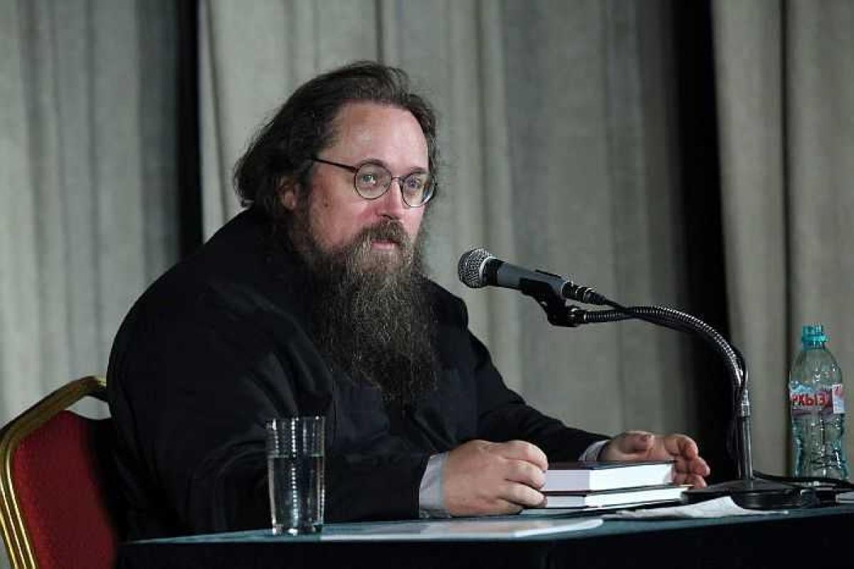 Российский священник "в пух и прах" раскритиковал слова "пропутинского" спикера РПЦ