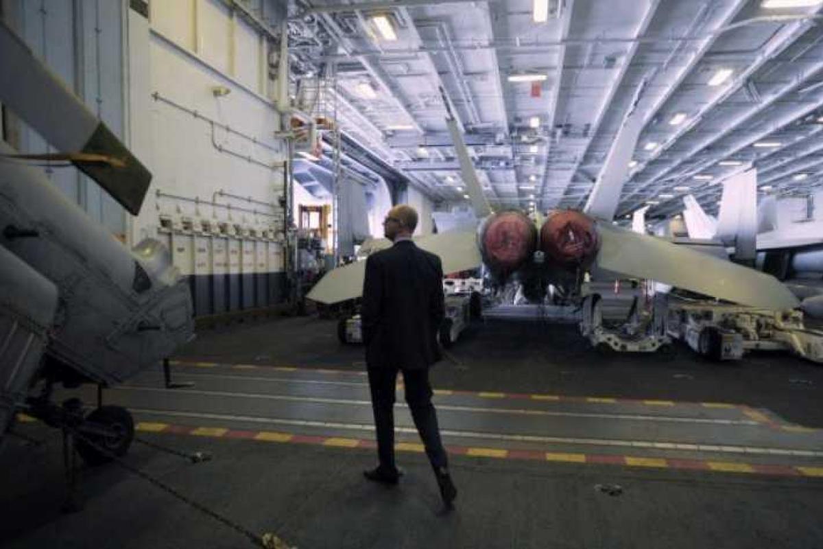 Яценюк посетил авианосец "Гарри Трумэн" и примерил защитную амуницию военнослужащих США