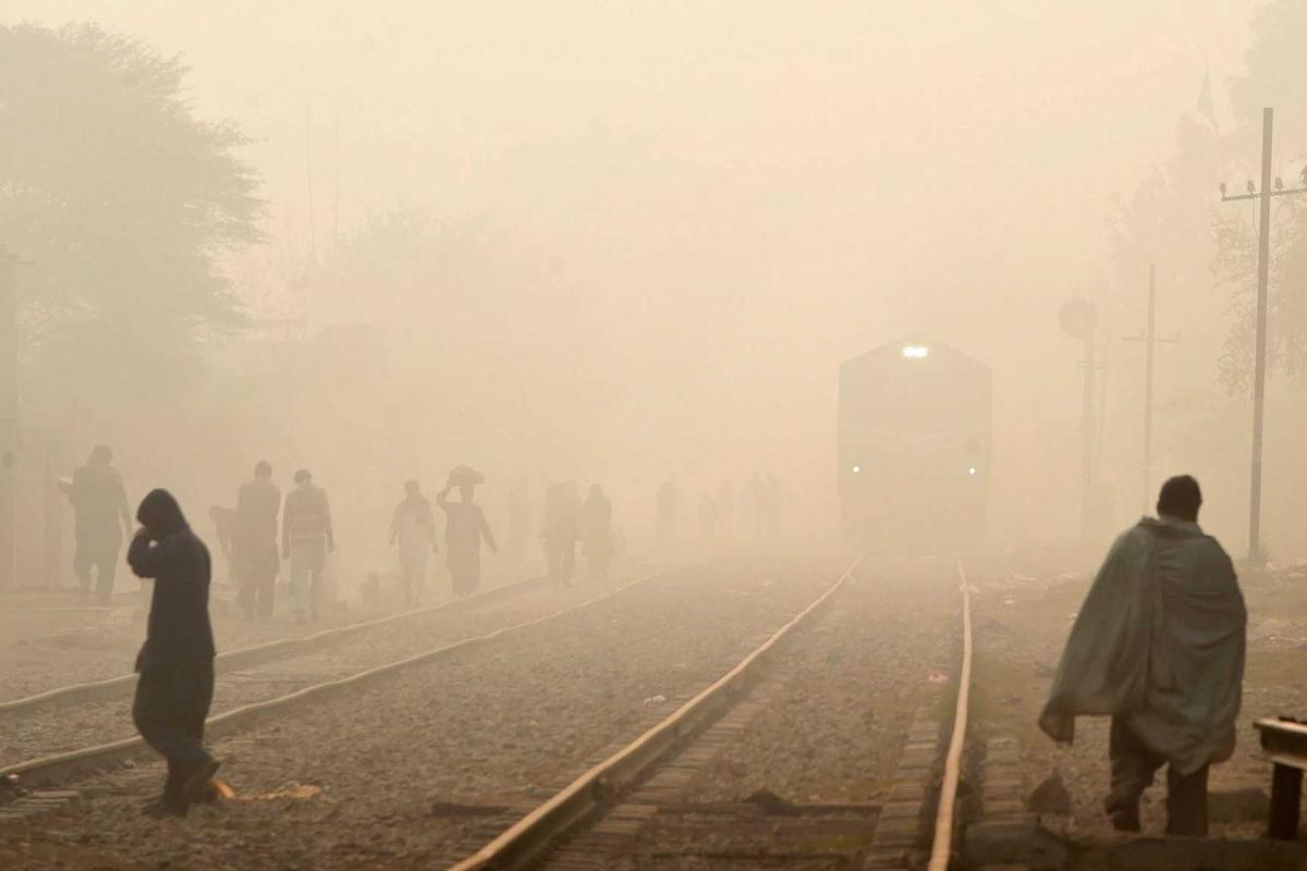 Кровавый экстрим: в Пакистане молодой человек погиб, пытаясь сделать селфи с надвигающимся на него поездом 