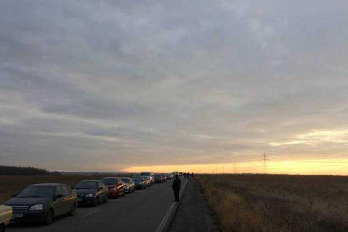 Информация о ситуации на КПВВ: очереди есть везде, на ночь перед блокпостом остаются люди  Информация о ситуации на КПВВ: очереди есть везде, на ночь перед блокпостом остаются люди