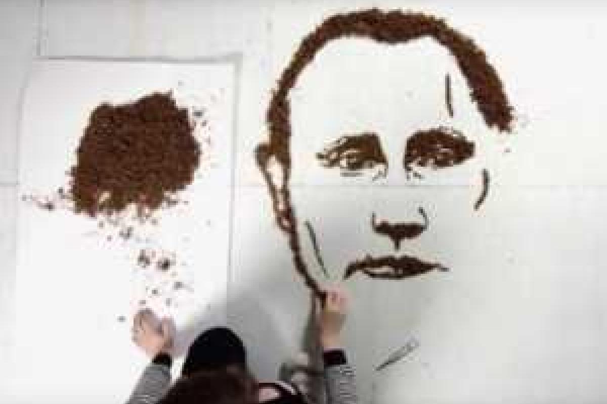 Юная художница из Литвы создала из крошек портрет Путина и разрешила курам склевать его  Юная художница из Литвы создала из крошек портрет Путина и разрешила курам склевать его