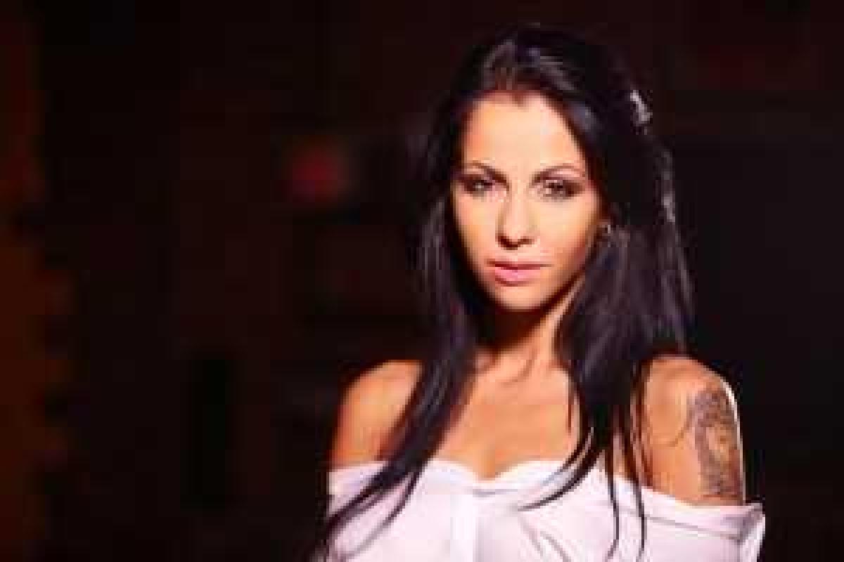 Экс-звезда телешоу "Дом-2" Елена Беркова подала в суд на театр, из которого ее со скандалом уволили