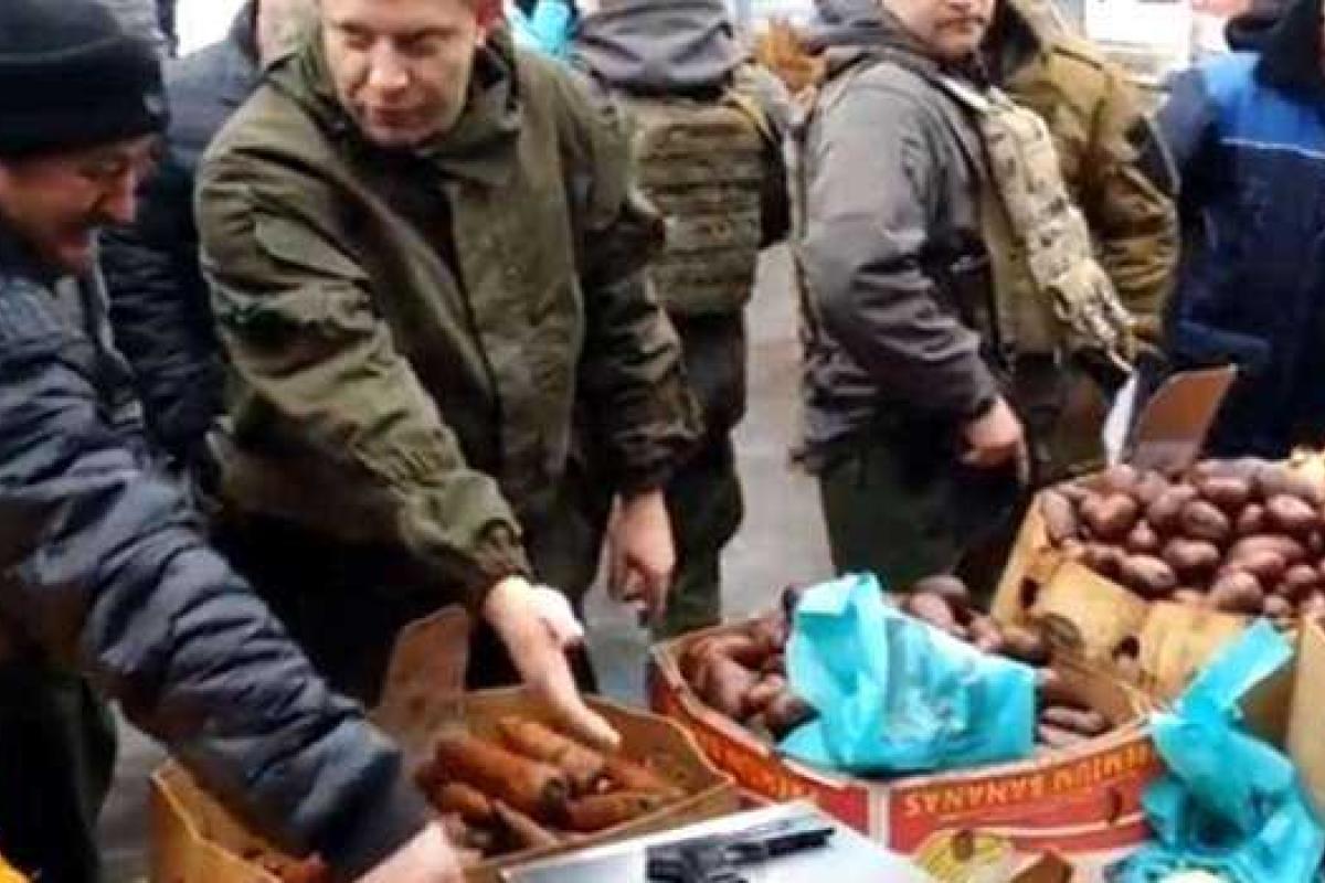Глава "ДНР" Захарченко, вооружившись пистолетом, провел контрольное взвешивание на рынке Донецка Глава "ДНР" Захарченко, вооружившись пистолетом, провел контрольное взвешивание на рынке Донецка