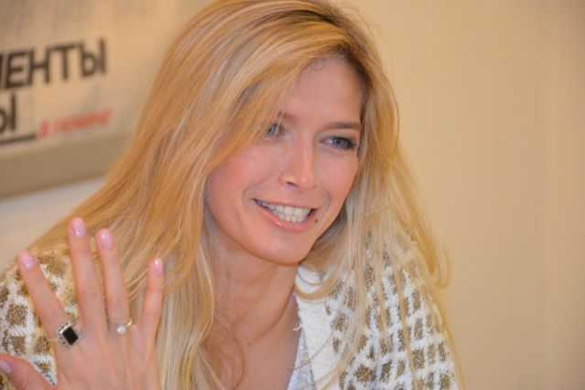 Певица Вера Брежнева распродает свои вещи на благотворительной ярмарке 