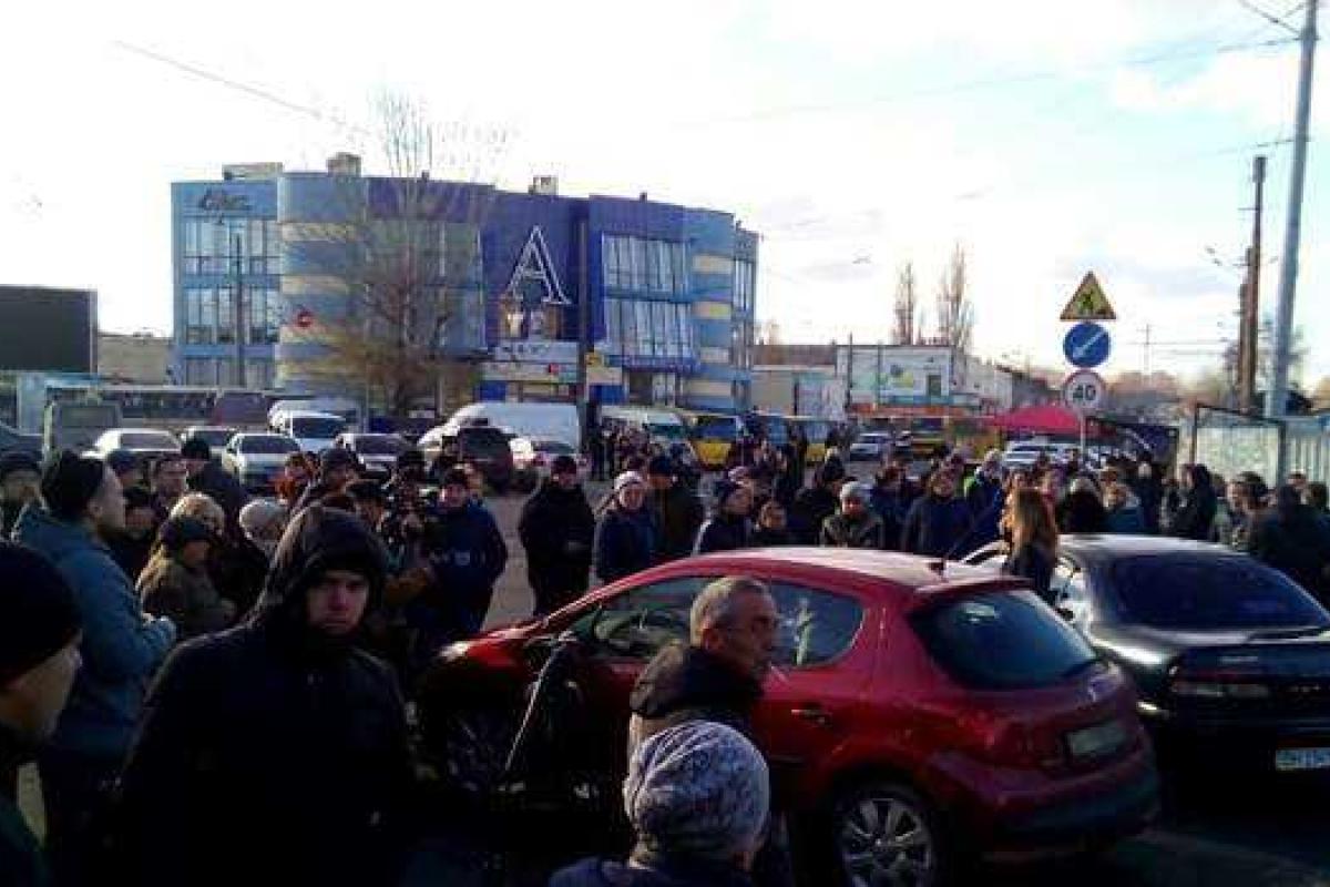 В Одессе взбунтовались торговцы рынка "Мода": возмущенные люди перекрыли дорогу