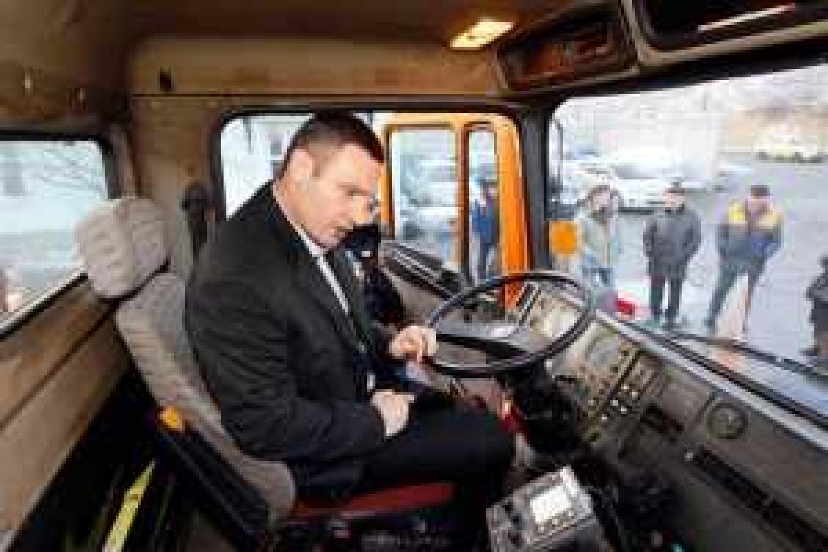 Мэр Киева прокатился за рулем новенького трактора 