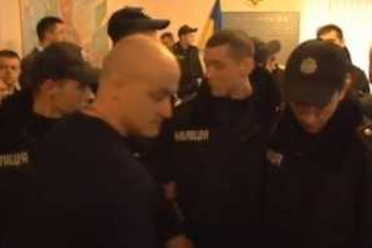 Нардеп метал бутылки в судью, который вынес решение о принудительной доставке Корбана в суд