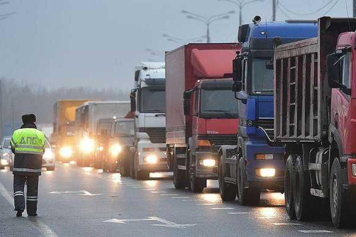 Российские дальнобойщики призывают коллег и народ не бояться и "идти на Москву" Российские дальнобойщики призывают коллег и народ не бояться и "идти на Москву"