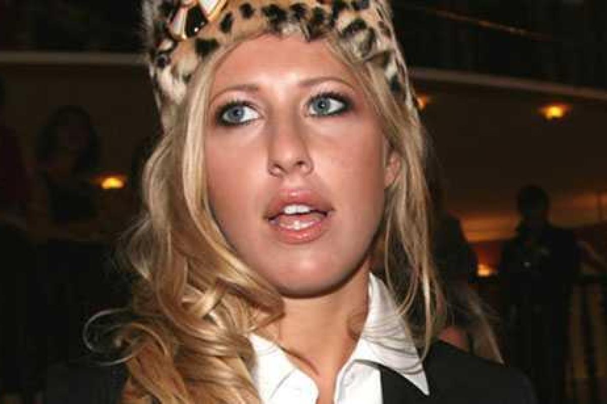 Светская львица Ксения Собчак купила необычную голубую шубку 