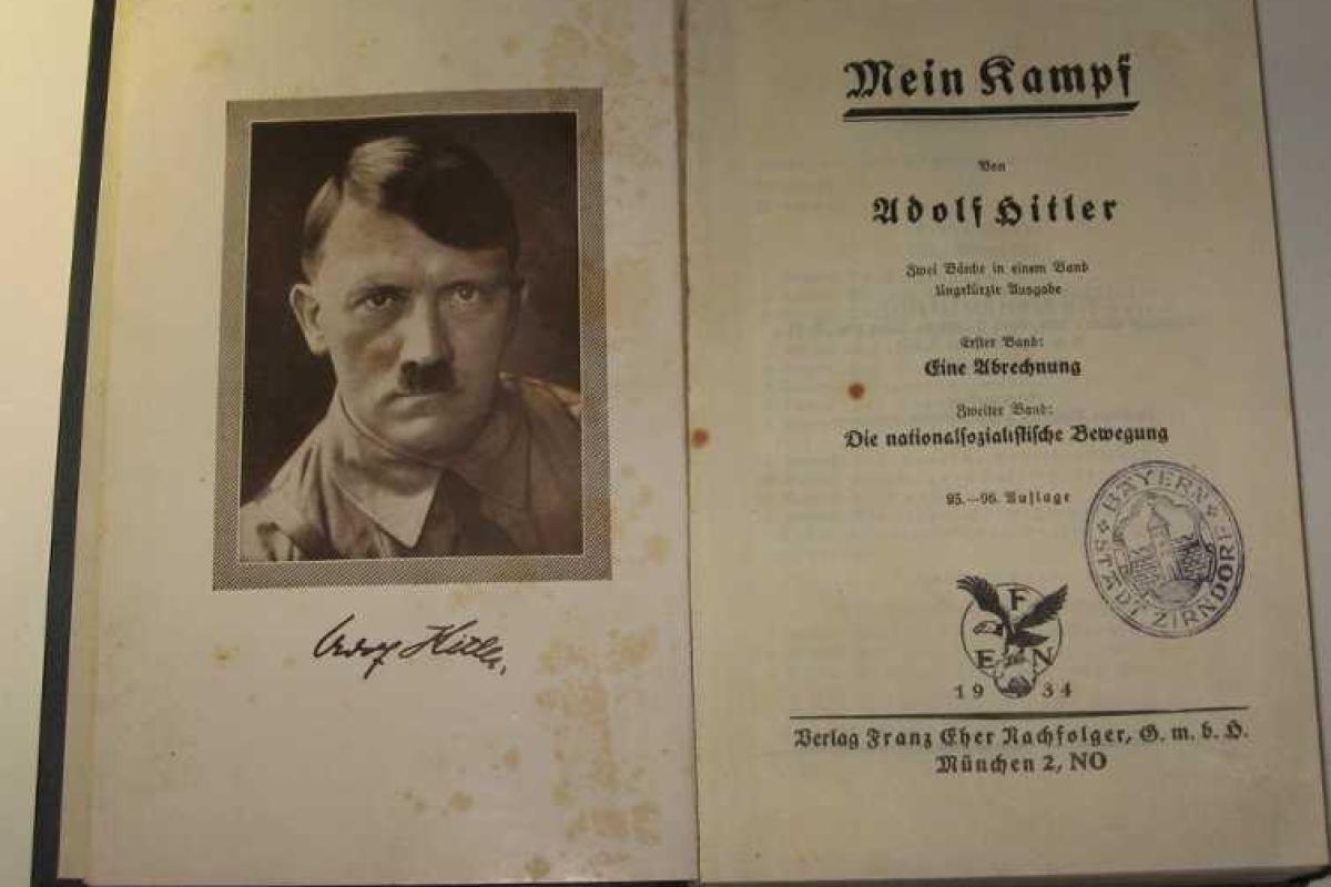 В школьную программу Германии решили ввести изучение сочинения Гитлера "Майн кампф" В школьную программу Германии решили ввести изучение сочинения Гитлера "Майн кампф"