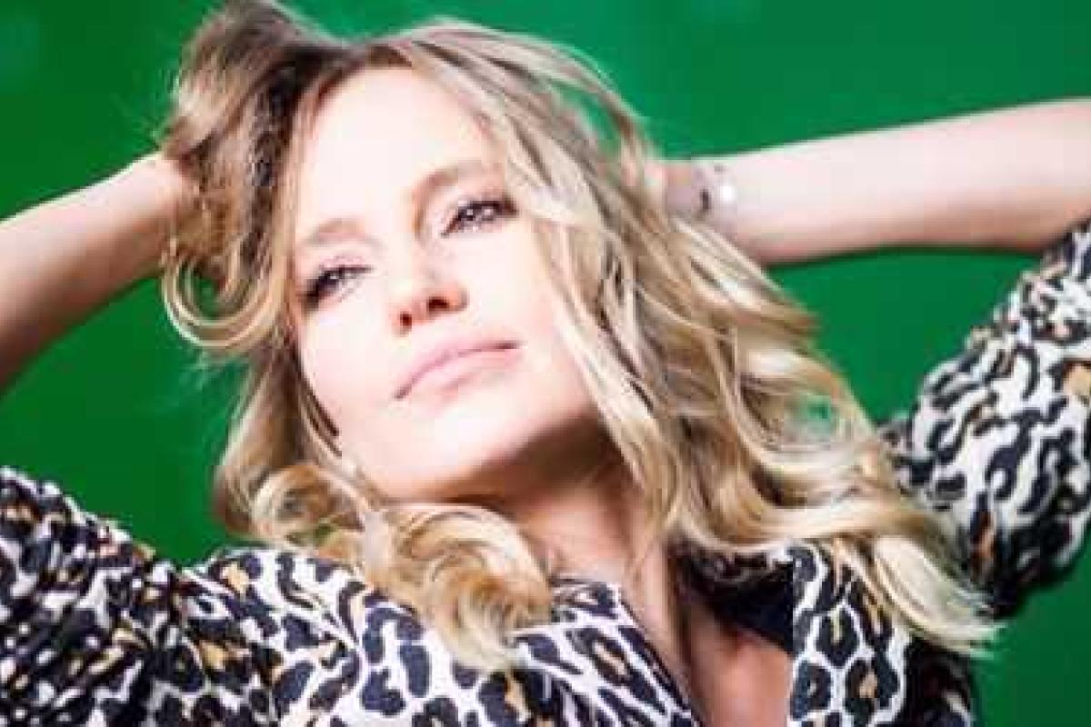 Поклонники Глюкозы обсуждают провокационный наряд певицы 