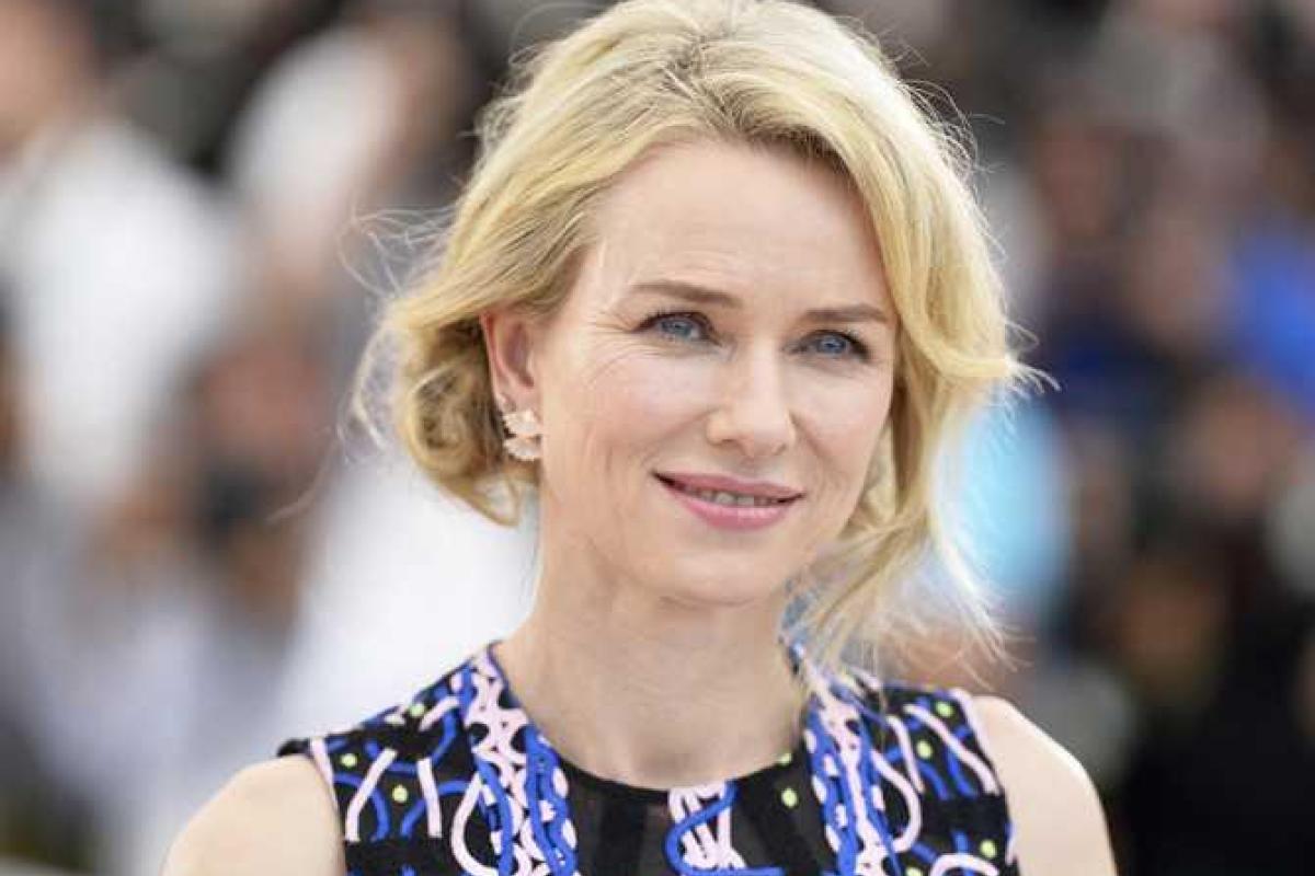 Фанаты актрисы Наоми Уоттс советуют ей посетить пластического хирурга