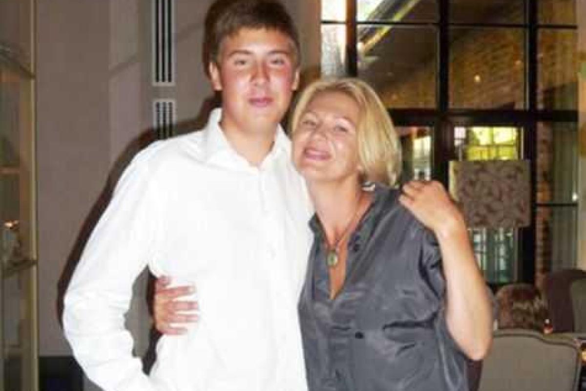 В Сеть попали снимки с места жестокого убийства экс-жены миллиардера Соснина собственным сыном. 18+ В Сеть попали снимки с места жестокого убийства экс-жены миллиардера Соснина собственным сыном. 18+