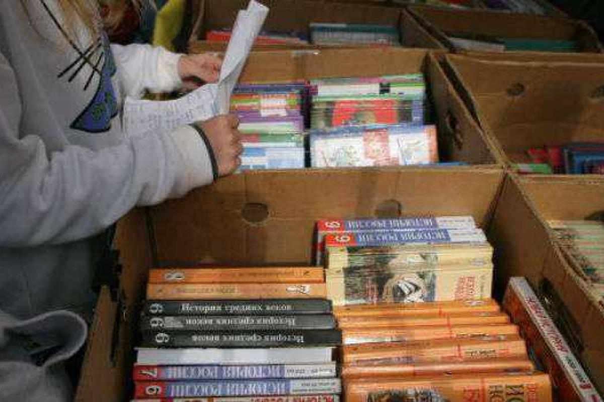 Россия завалила школы донбасских "республик" учебниками "из будущего" Россия завалила школы донбасских "республик" учебниками "из будущего"