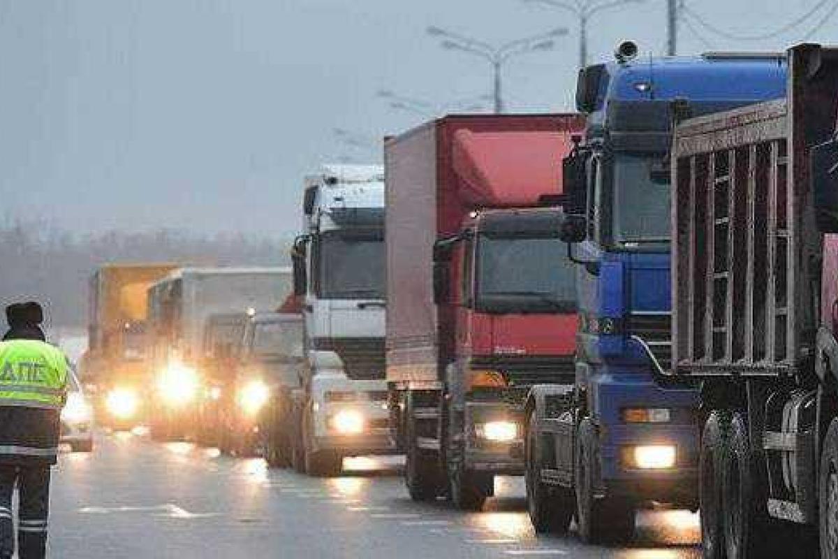 Протестующие дальнобойщики поздравили Путина с Днем Конституции РФ и потребовали проведения референдума