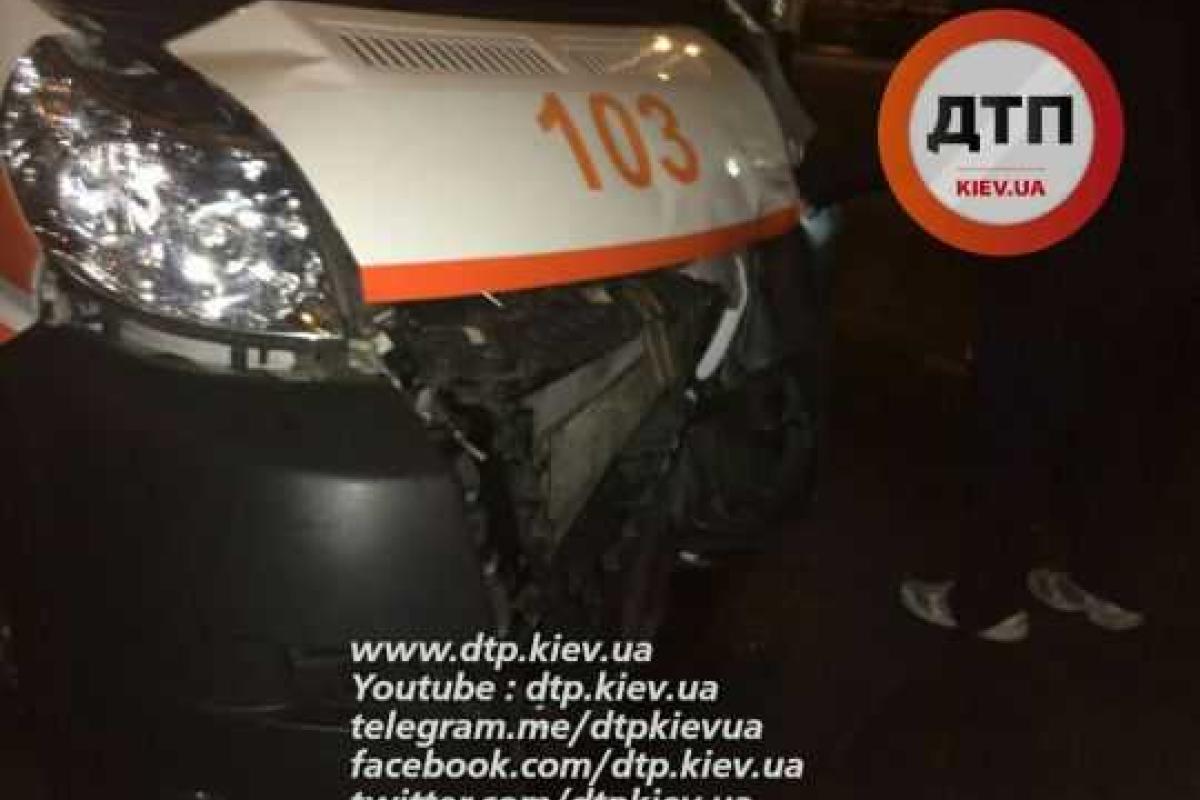 В Киеве произошло ДТП с участием "скорой": пострадали три автомобиля, жертв нет В Киеве произошло ДТП с участием "скорой": пострадали три автомобиля, жертв нет