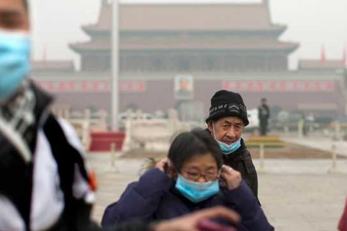 Из-за накрывшего Пекин смога в городе объявлен "красный" уровень опасности Из-за накрывшего Пекин смога в городе объявлен "красный" уровень опасности