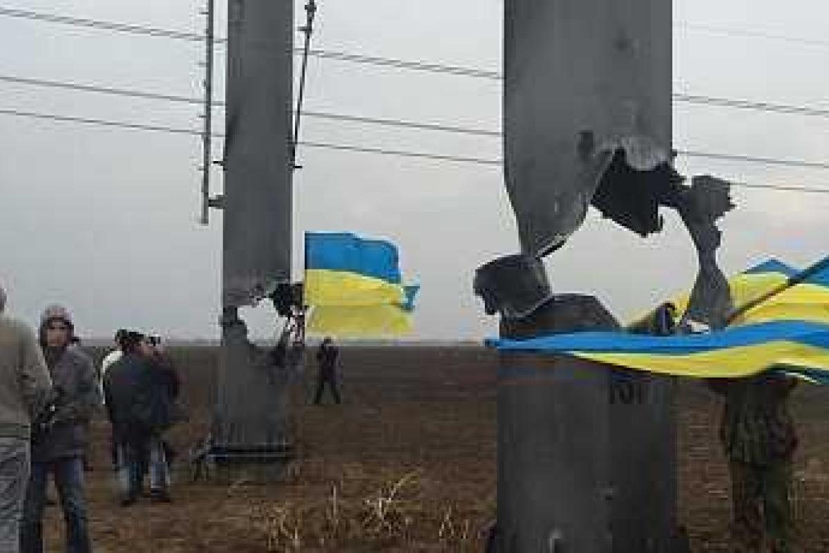 После переговоров с Порошенко активисты блокады Крыма согласились разблокировать подачу электричества После переговоров с Порошенко активисты блокады Крыма согласились разблокировать подачу электричества