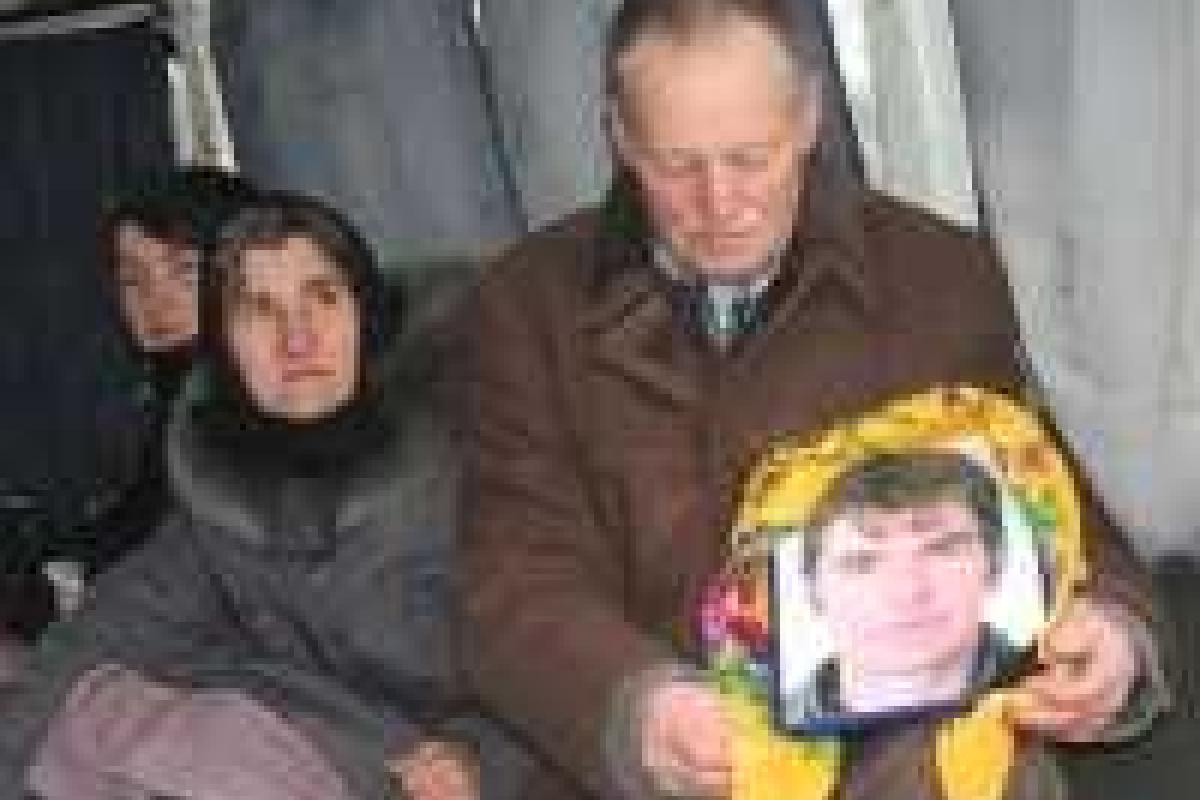 На Полтавщине похоронили бойца, отца шестерых детей, зверски замученного боевиками "ДНР" На Полтавщине похоронили бойца, отца шестерых детей, зверски замученного боевиками "ДНР"