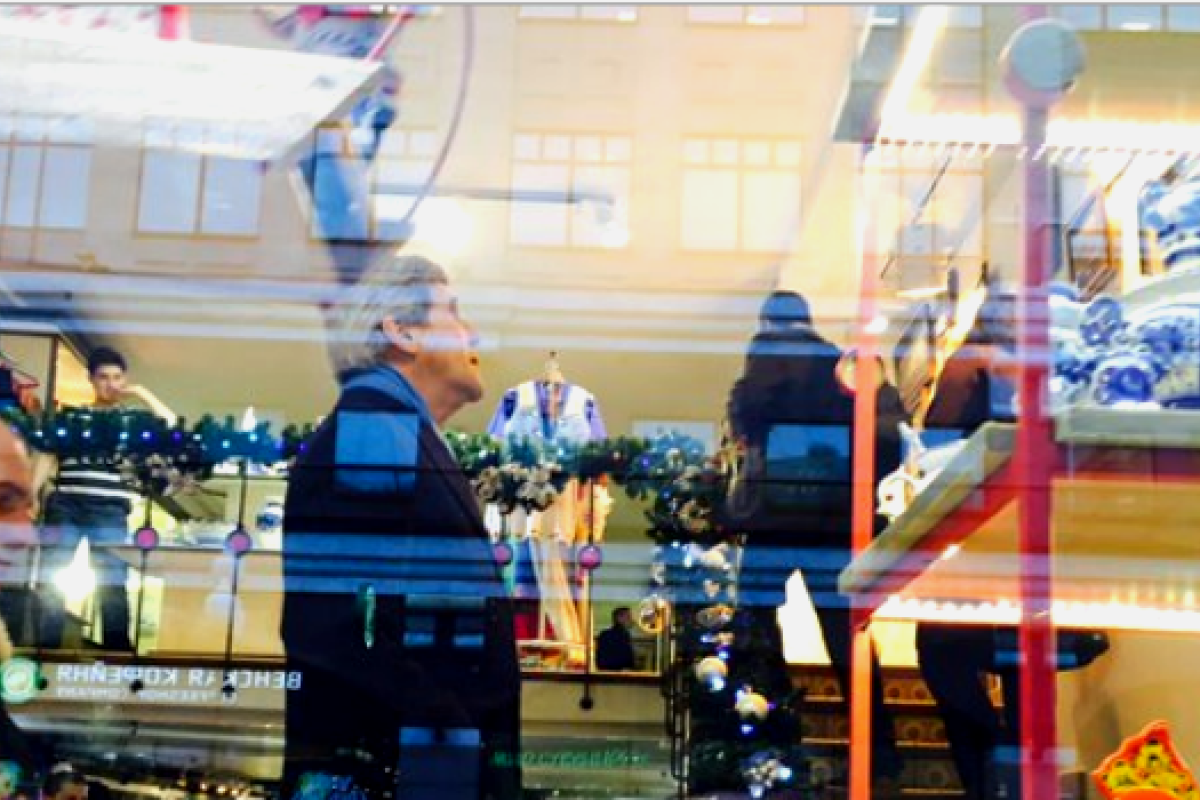 Джон Керри совершил предновогодний шоппинг на Арбате в Москве Джон Керри совершил предновогодний шоппинг на Арбате в Москве