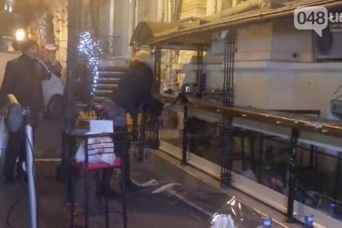 В центре Одессы разозленная владелица кафе размахивала топором. Видео В центре Одессы разозленная владелица кафе размахивала топором. Видео