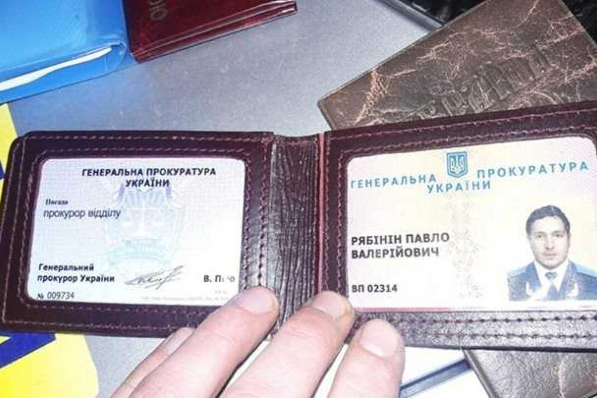 Столичные полицейские задержали пьяного прокурора, устроившего стрельбу по горящим фонарям Столичные полицейские задержали пьяного прокурора, устроившего стрельбу по горящим фонарям