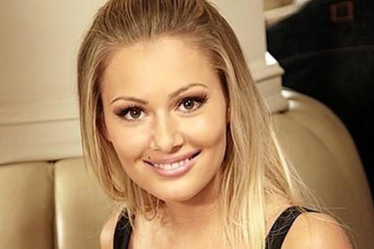 Актриса Мария Кожевникова показала поклонникам свою огромную новогоднюю елку 