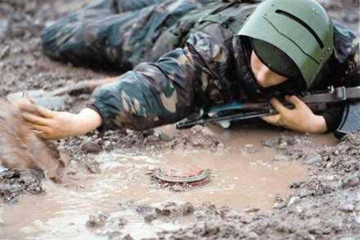 В зоне АТО саперные группы противника пытаются снять минно-взрывные заграждения ВСУ, устанавливая свои "ловушки" В зоне АТО саперные группы противника пытаются снять минно-взрывные заграждения ВСУ, устанавливая свои "ловушки"