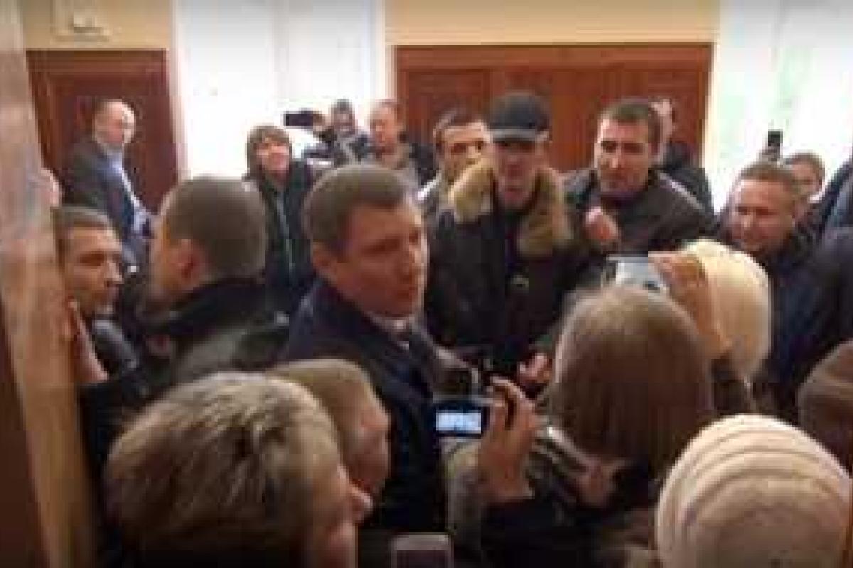 В Северодонецке сорвано заседание горсовета: в потасовке журналистке сломали руку и нанесли ЧМТ. Видео