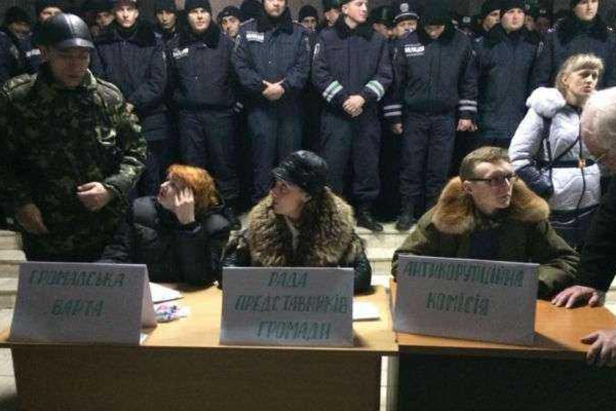 Выборы в Кривом Роге: неизвестные "заминировали" здание, где проходил пересчет голосов Выборы в Кривом Роге: неизвестные "заминировали" здание, где проходил пересчет голосов