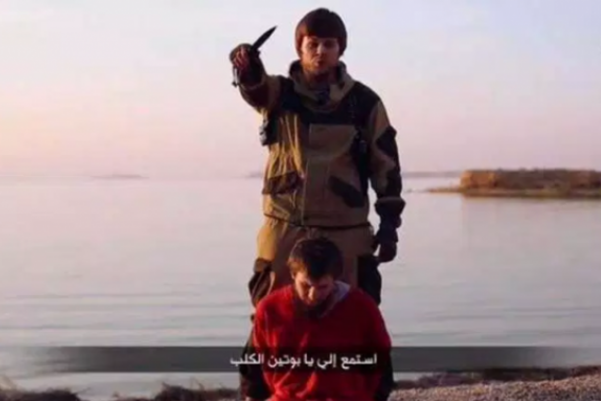 Боевики "ИГ" в Ираке сняли на видео казнь российского "агента ФСБ" (21+) Боевики "ИГ" в Ираке сняли на видео казнь российского "агента ФСБ" (21+)