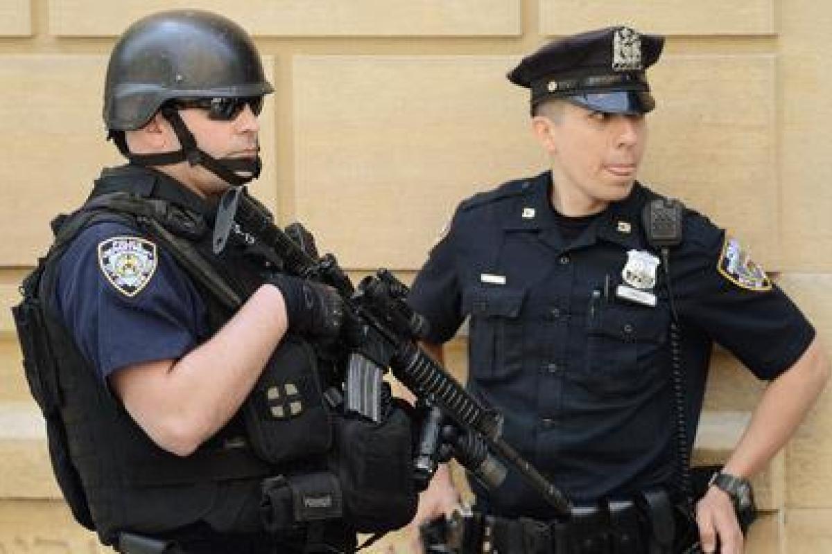 В Нью-Йорке при попытке ограбления тяжело ранен посетитель торгового центра В Нью-Йорке при попытке ограбления тяжело ранен посетитель торгового центра