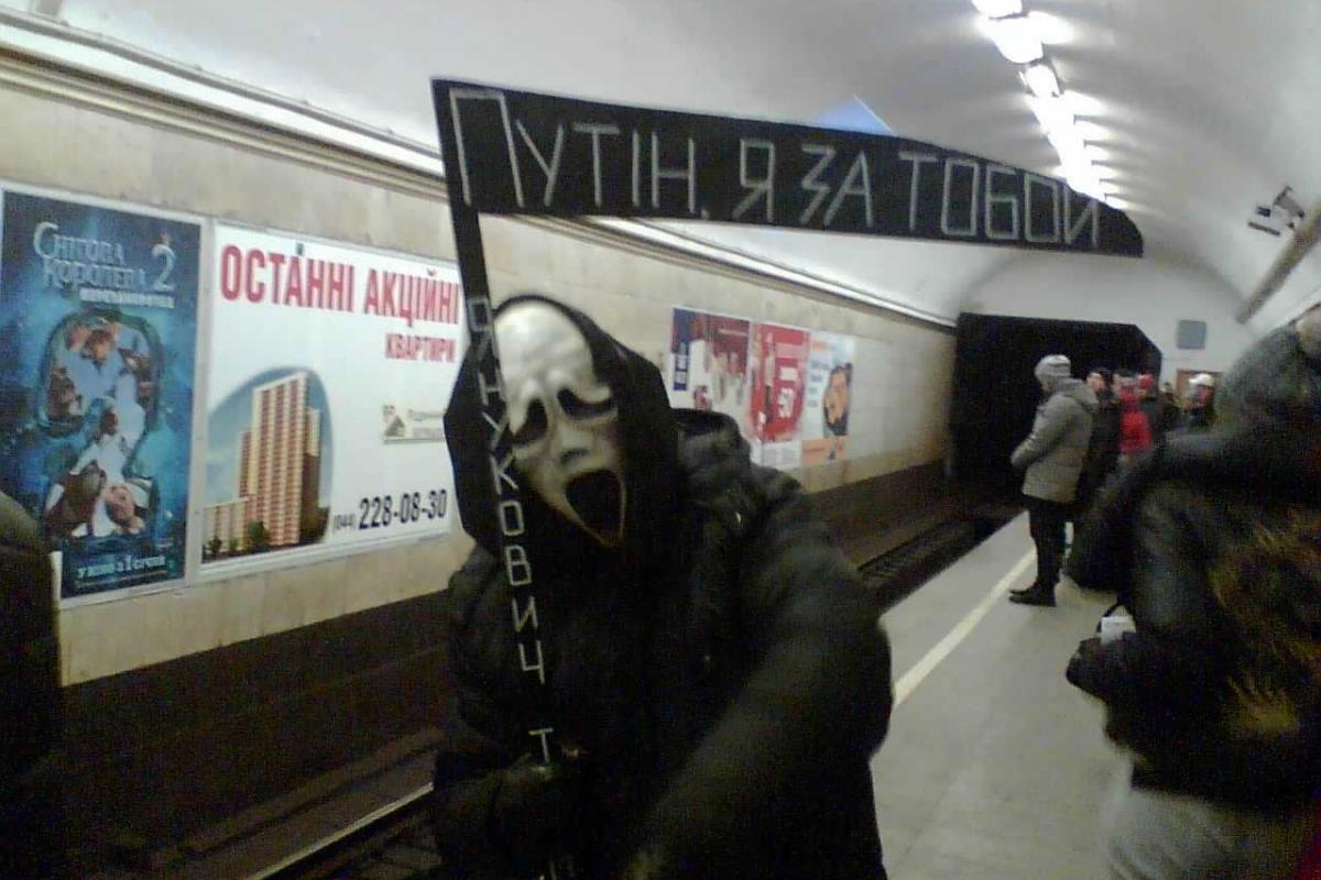 В центре Киева провели необычный перфоманс: "смерть" искала Путина и Януковича В центре Киева провели необычный перфоманс: "смерть" искала Путина и Януковича