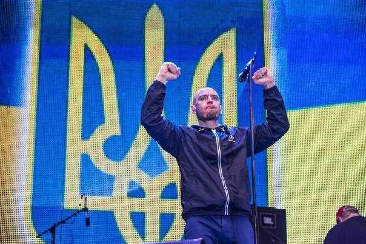 Сергей Михалок и рок-группа "Брутто" поздравили украинцев с новогодними праздниками новой песней Сергей Михалок и рок-группа "Брутто" поздравили украинцев с новогодними праздниками новой песней