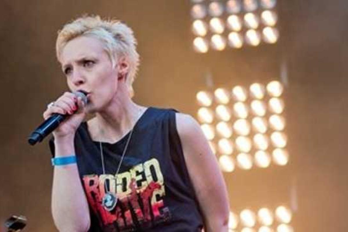 Вышла из комы певица, получившая шесть пулевых ранений во время теракта в Париже - СМИ Вышла из комы певица, получившая шесть пулевых ранений во время теракта в Париже - СМИ