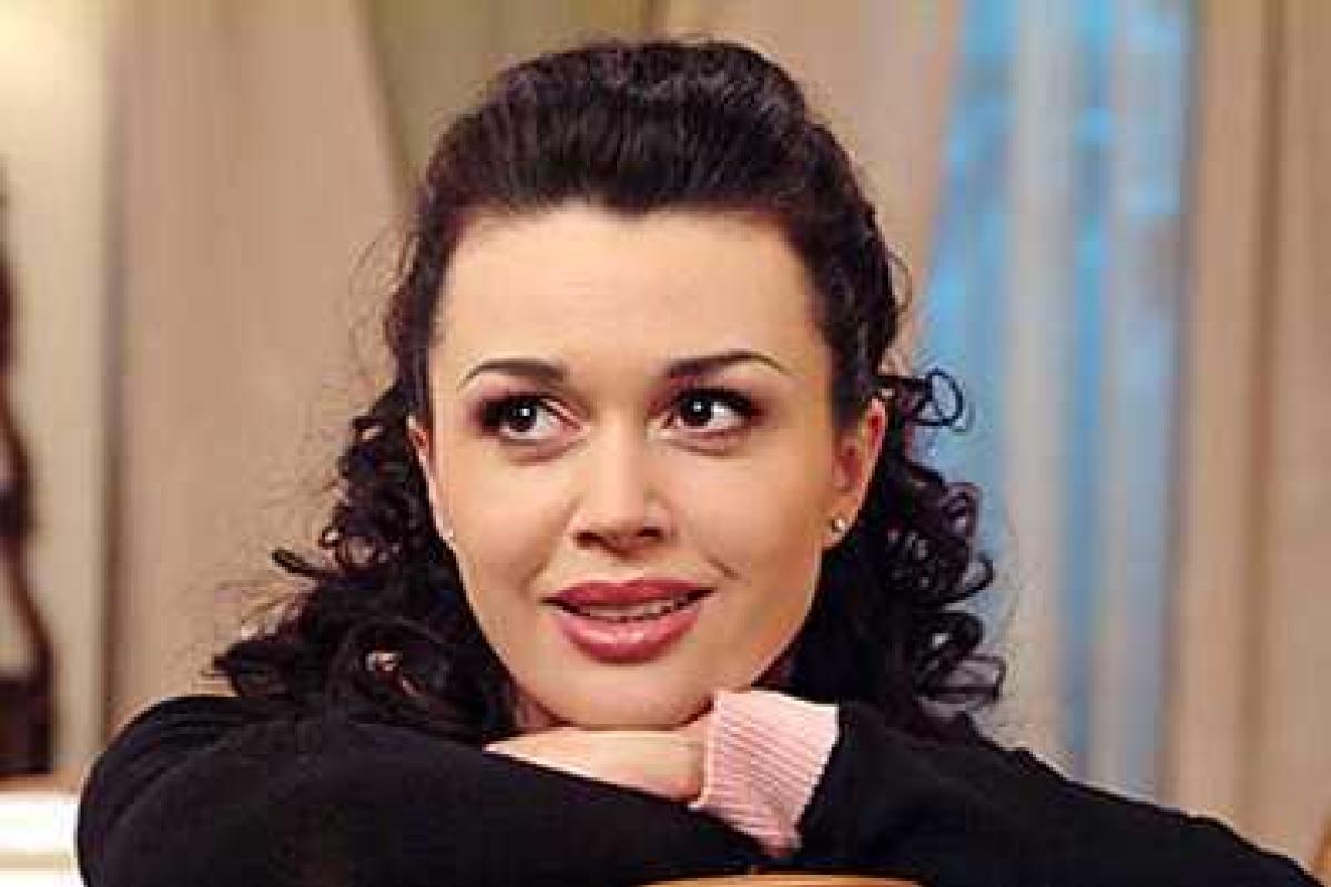 Актриса Анастасия Заворотнюк считает, что частые разлуки с мужем укрепляют брак