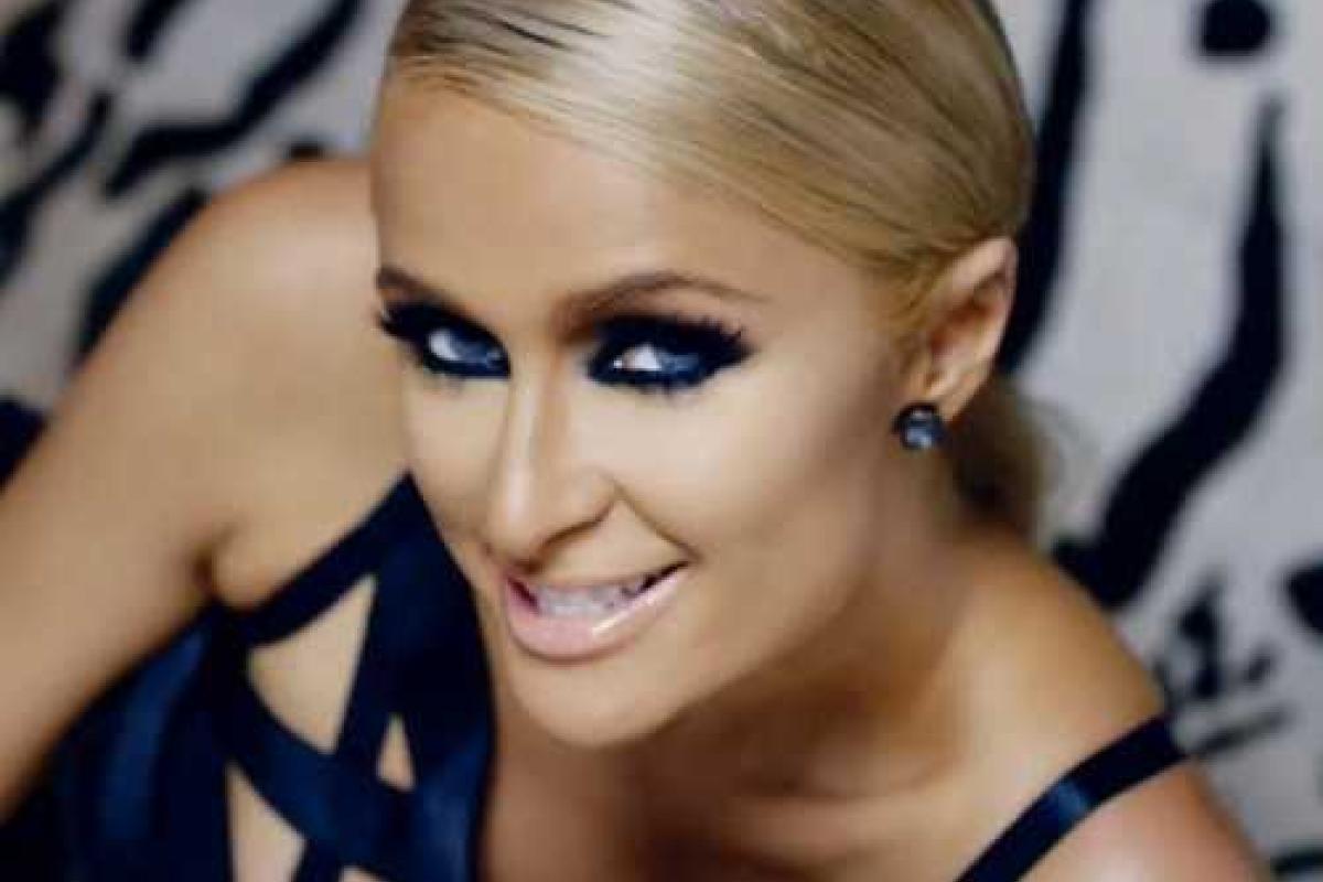 Светская львица Пэрис Хилтон показала сногсшибательную фигуру в купальнике