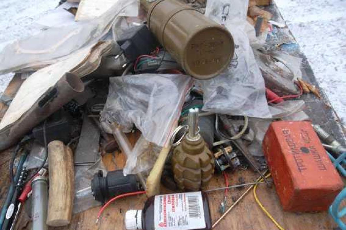 В одном из гаражей Артемовска был обнаружен арсенал боеприпасов В одном из гаражей Артемовска был обнаружен арсенал боеприпасов