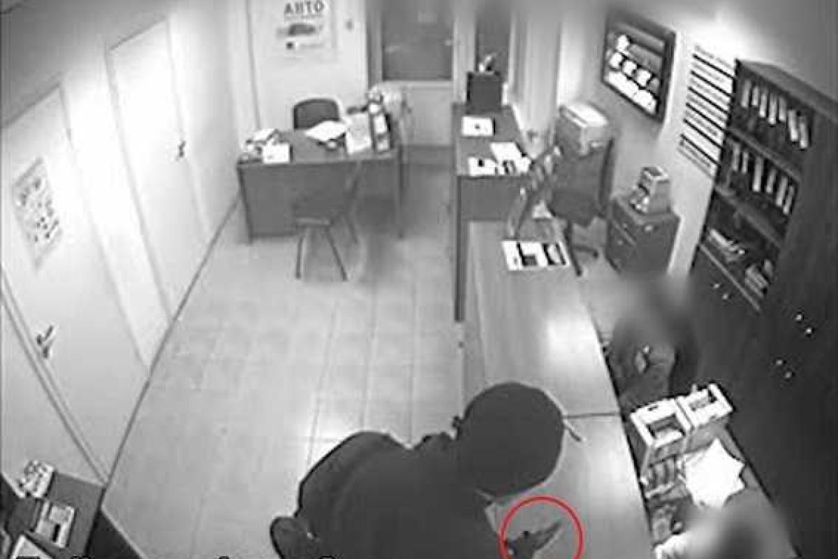 Вооруженный уроженец Херсона ограбил банк и через полчаса был пойман сотрудниками киевской полиции Вооруженный уроженец Херсона ограбил банк и через полчаса был пойман сотрудниками киевской полиции