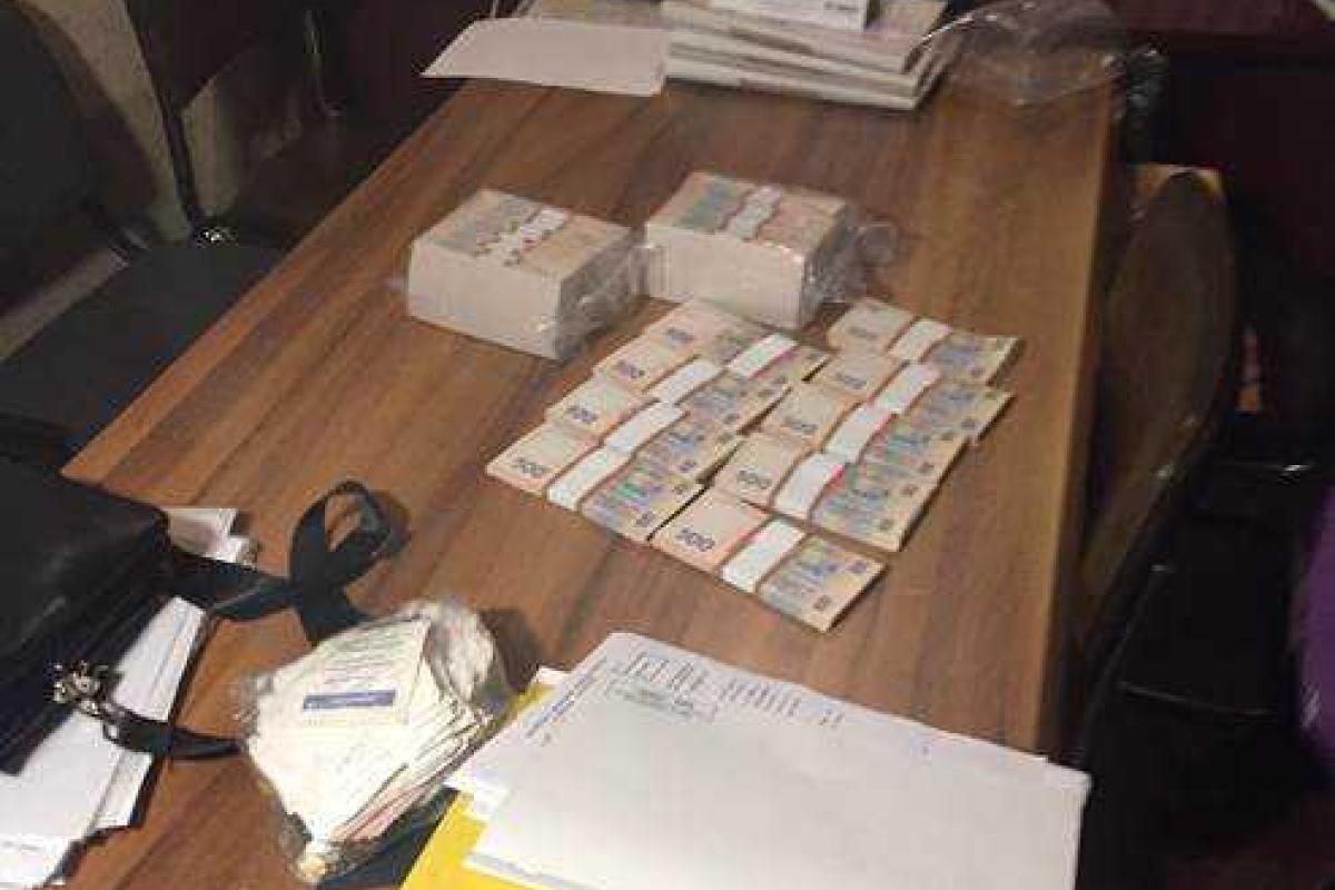 СБУ "на горячем" задержала чиновницу одного из департаментов Одесской ОГА при получении крупной взятки СБУ "на горячем" задержала чиновницу одного из департаментов Одесской ОГА при получении крупной взятки