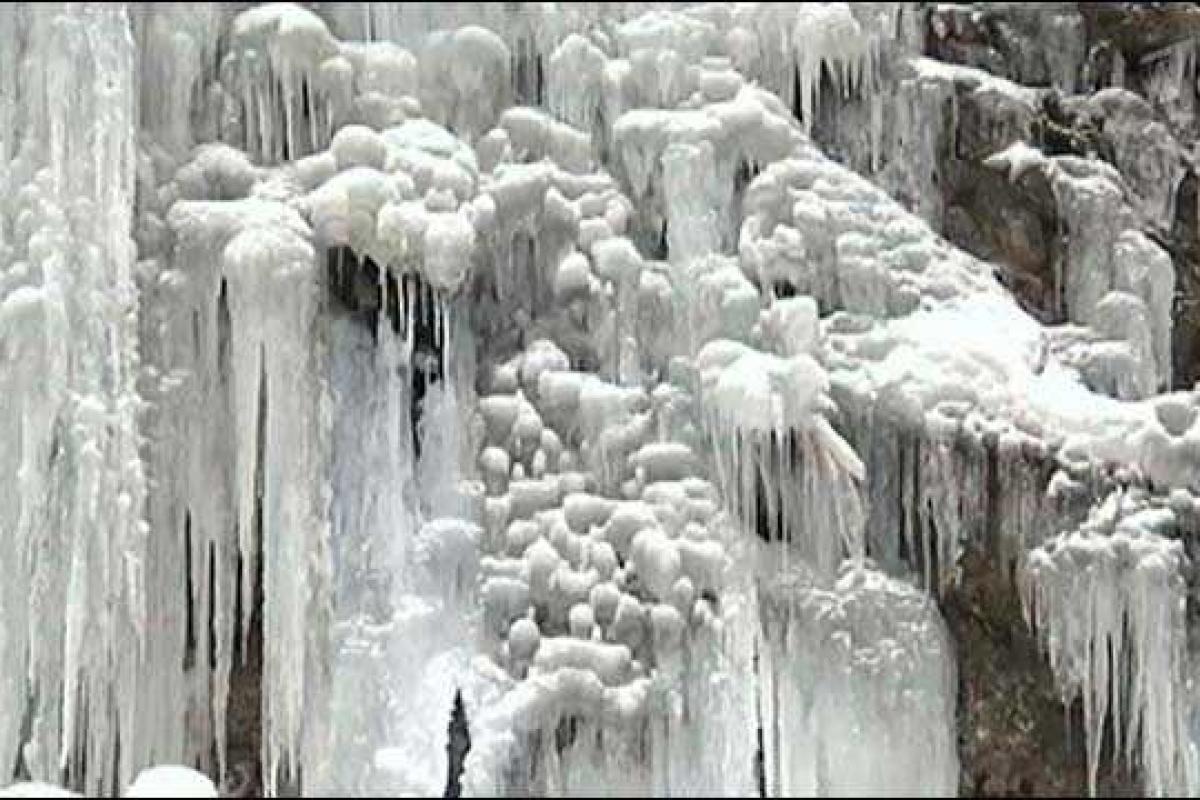 В Китай съезжаются туристы, чтобы увидеть стометровый ледяной водопад 