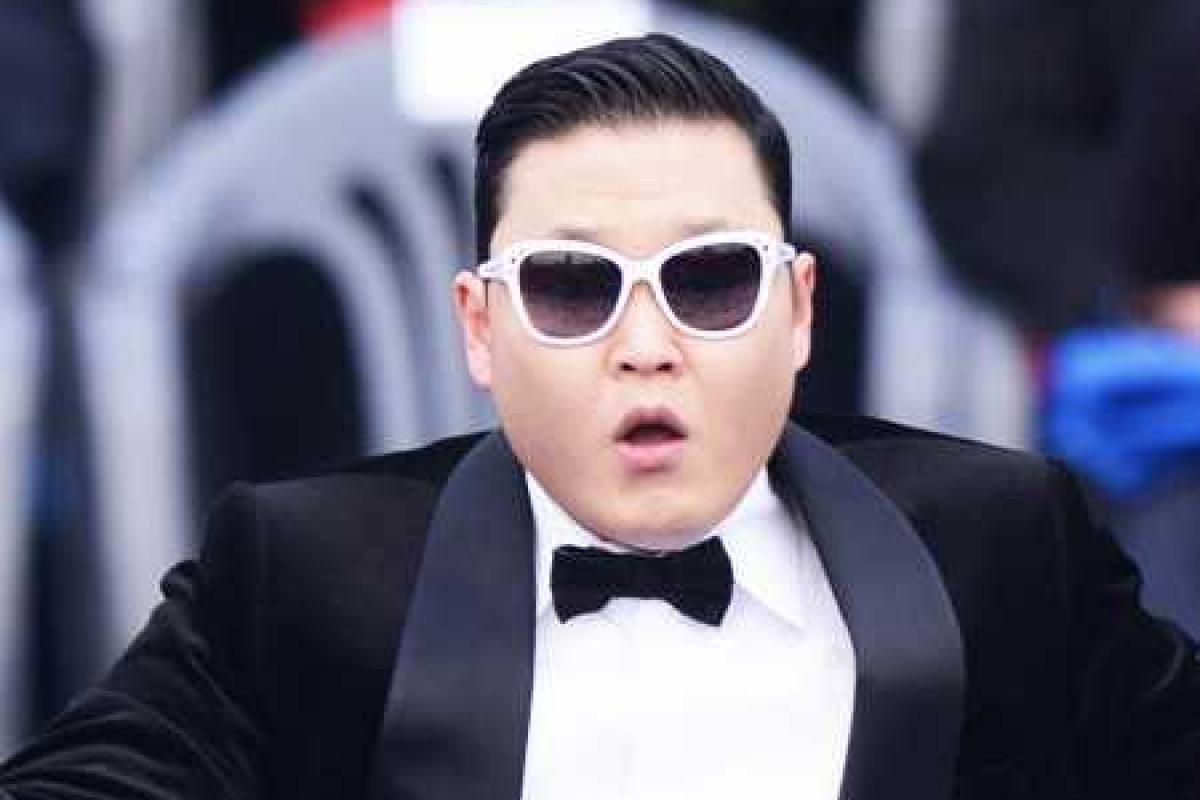 Шоумен PSY взорвал интернет странным танцем в шокирующем наряде