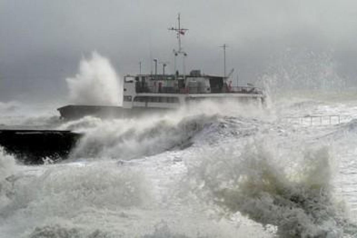 В Крыму из-за непогоды остановлена работа Керченской переправы В Крыму из-за непогоды остановлена работа Керченской переправы