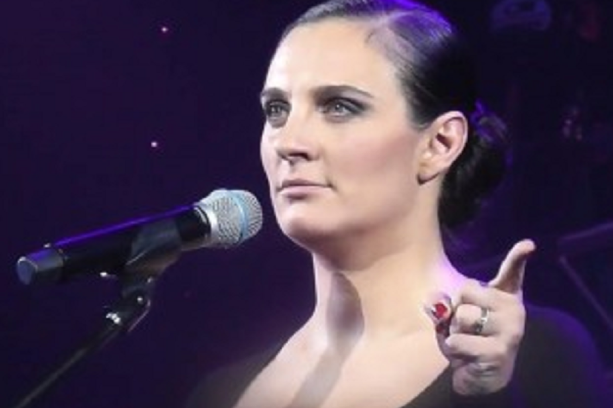 Певица Елена Ваенга устроила жесткий скандал с поклонницей, посмевшей ее критиковать