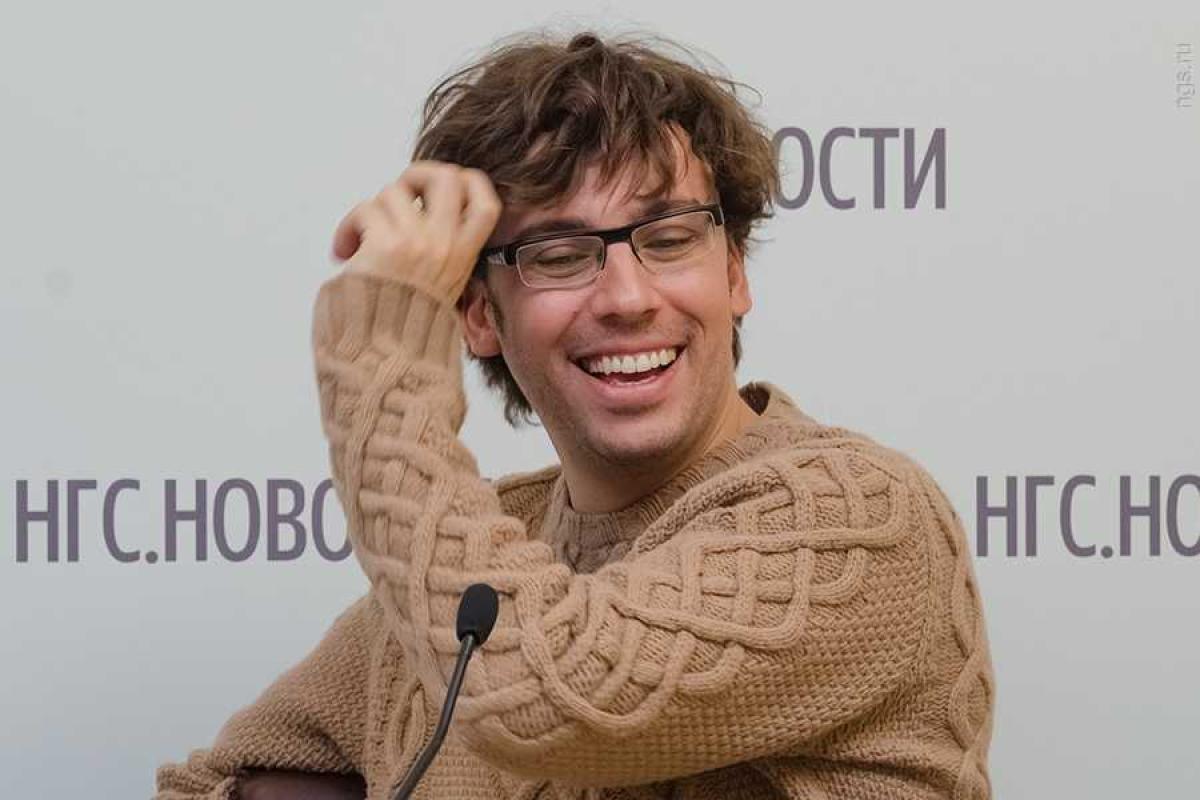 Шоумен Максим Галкин показал как "отрывается" на отдыхе без жены