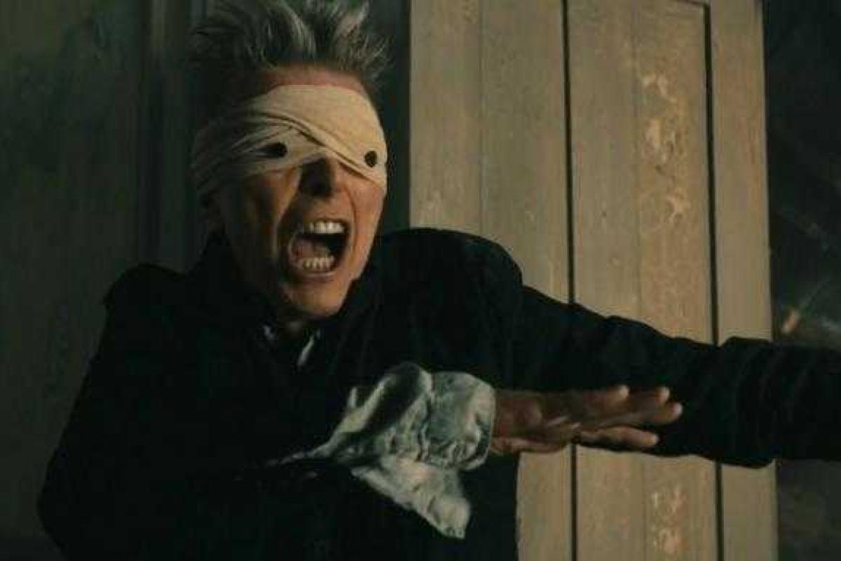 Незадолго до смерти музыкант Дэвид Боуи представил жуткий клип