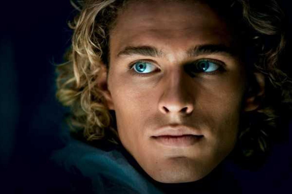 После громкого триумфа у молодого актера Василия Степанова началась "черная полоса"