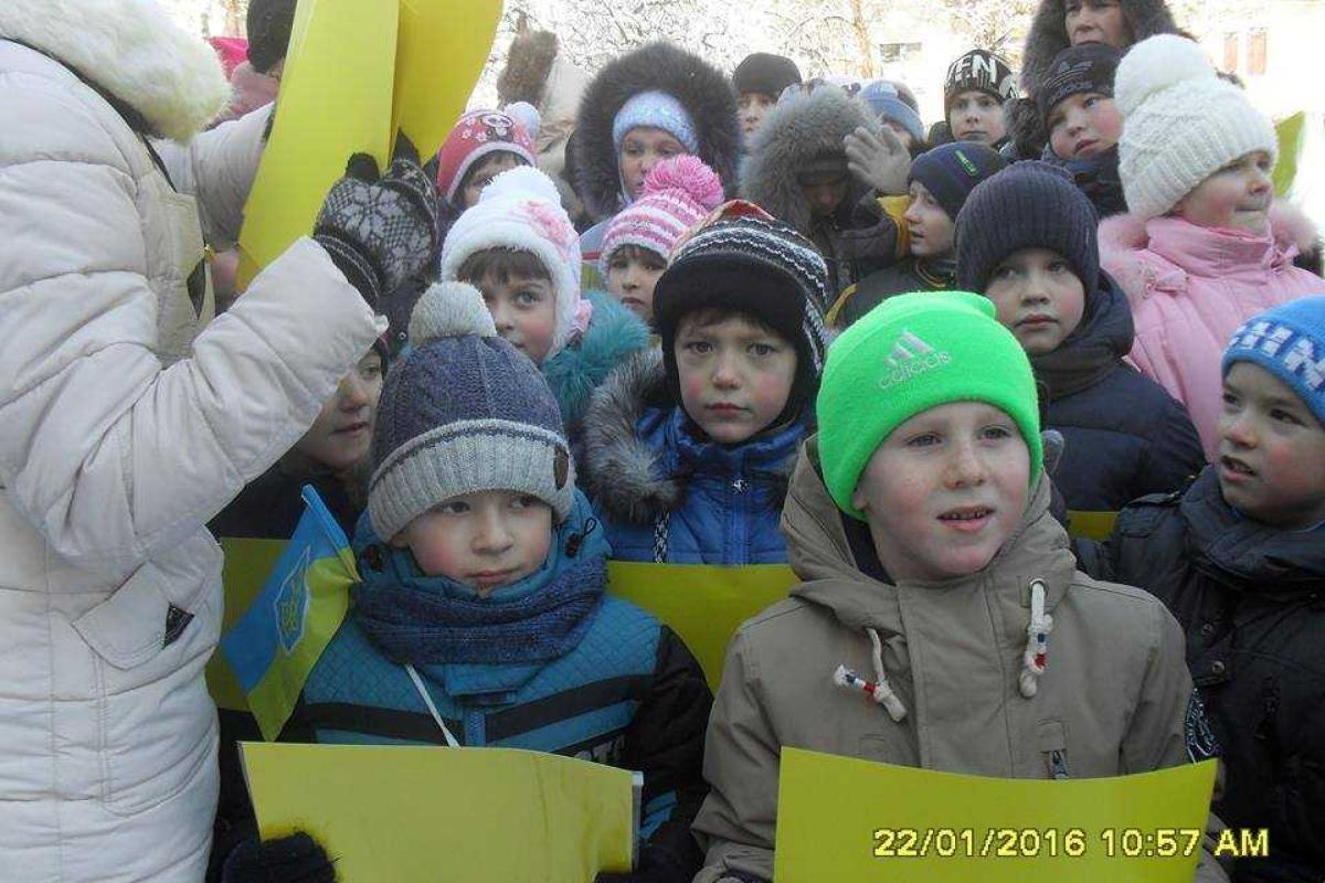 Лисичанские школьники создали живой национальный флаг, установив новый рекорд Украины Лисичанские школьники создали живой национальный флаг, установив новый рекорд Украины