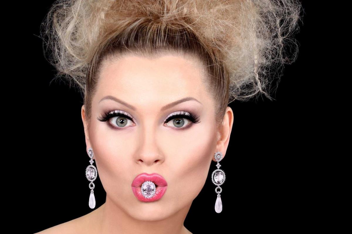 Светская львица Лена Ленина поразила поклонников шикарной прической с бриллиантами