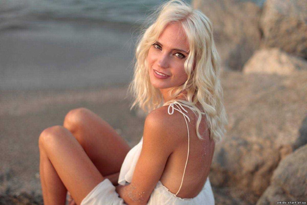 Певица Глюкоза с дочерьми примерила сказочные наряды